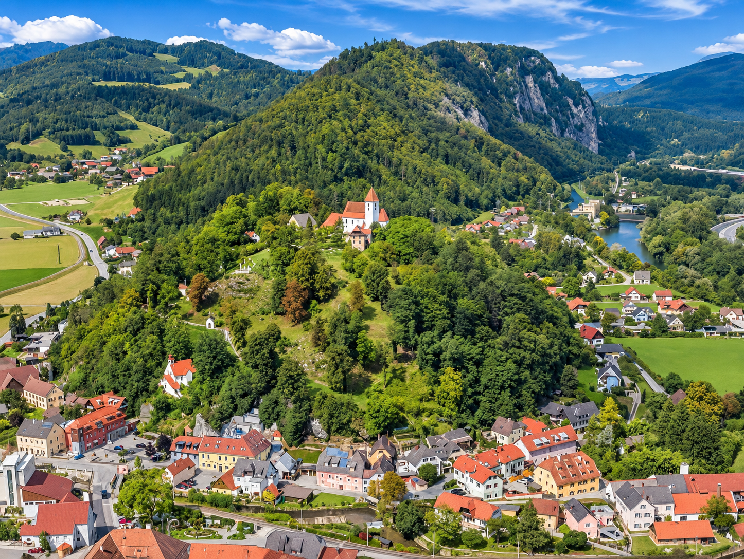 Luftbild von Deutschfeistritz mit Kirchberg und Ortszentrum