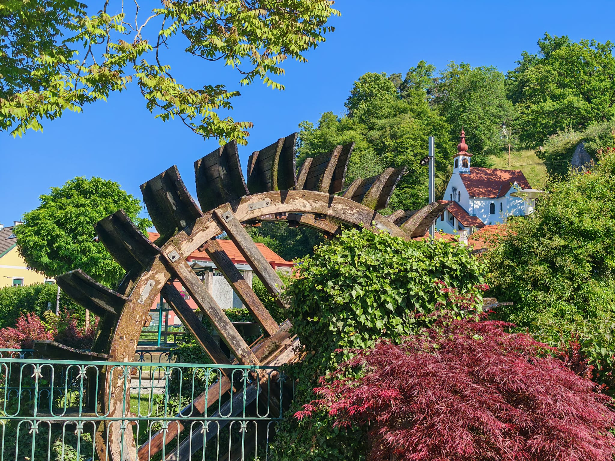 Historisches Wasserrad mit Blick zum Kirchberg in Deutschfeistritz
